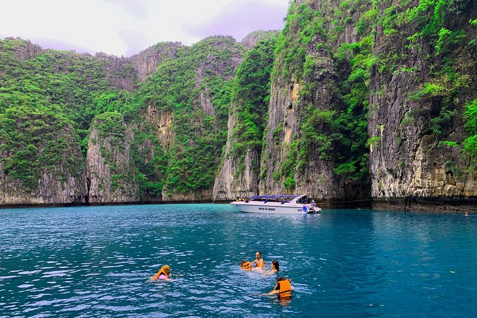 12 Islands Overnight Tour - Slinky Beach Bar Night: Fire Show, Thai Boxing, and Afterparty Energy