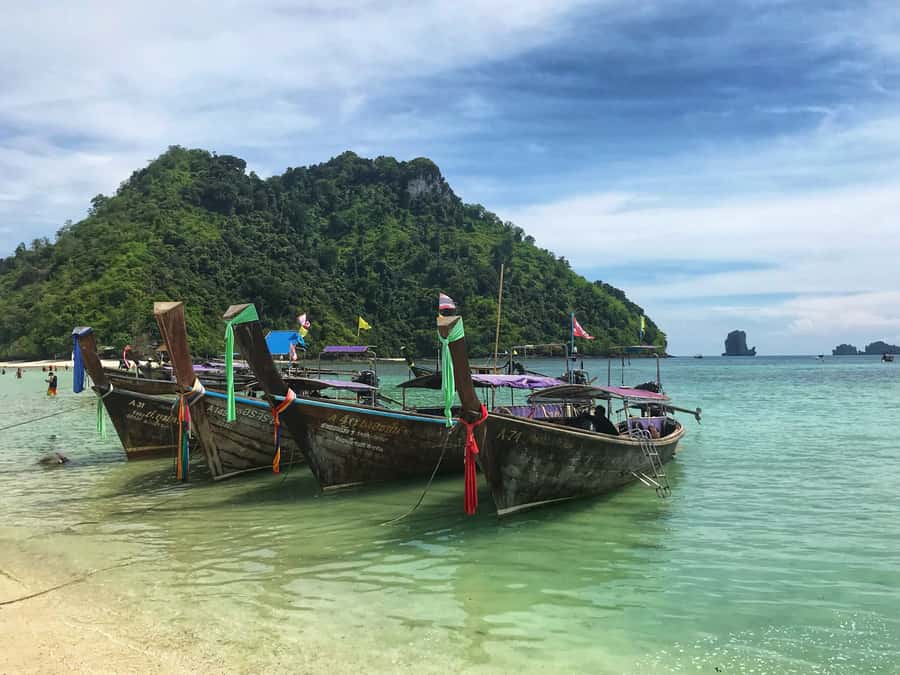 Early Bird Krabi 4 Islands from Phuket/Khaolak - Food and Drinks: Light Breakfast, Lunch, and Snack Support