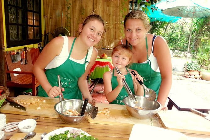 Organic Thai cooking class - Pickup in south Phuket and the 1–1:30 pm start