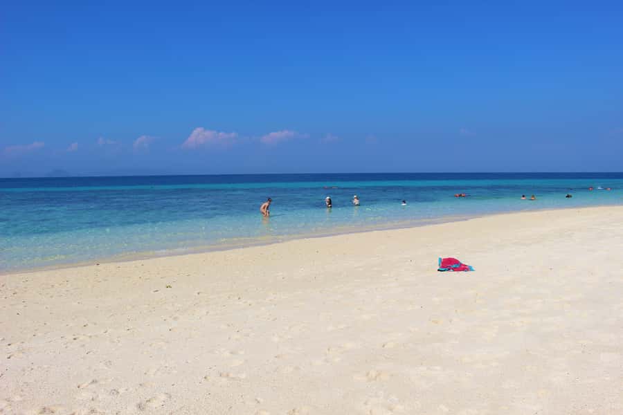 Phi Phi & Bamboo Islands: Premium Day Trip w/ Seaview Lunch - Phi Phi Don lunch at a 4.5-star resort: the real reset