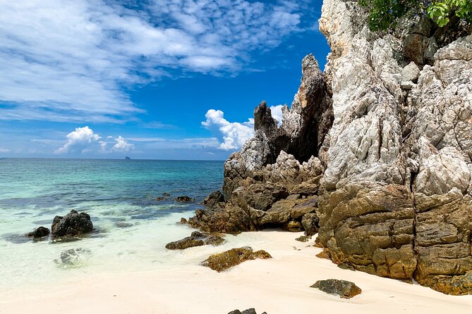 Phi Phi Islands & Maya Bay: Premium Service & All-Day Food - Phi Phi Don lunch time: Thai buffet on the main island