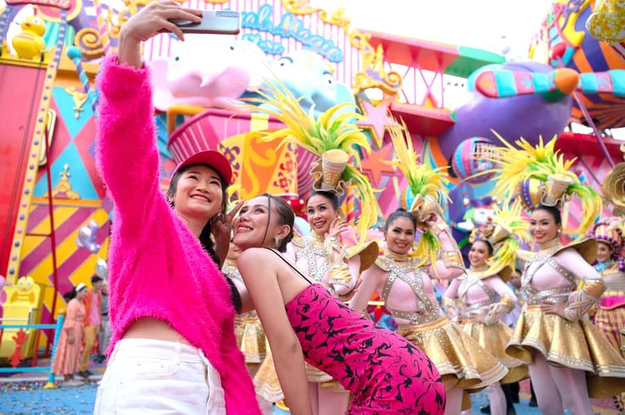 Phuket: Carnival Magic Ticket with Transfer Option - River Palace Paradium and the 9:00 PM River Carnival Parade