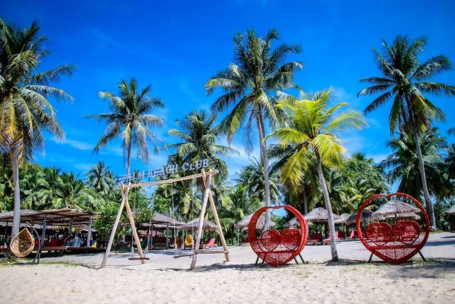 Phuket: James Bond and Laem Haad Beach by Speedboat - Koh Panyee floating village lunch at New Fern