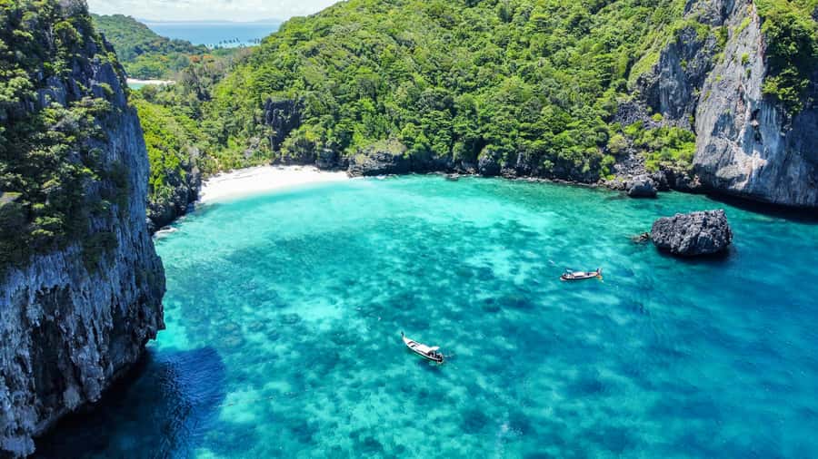 Phuket: Maya, Phi Phi, and Bamboo Island with Buffet Lunch - Buffet lunch at Phi Phi Don: good fuel, tight timing