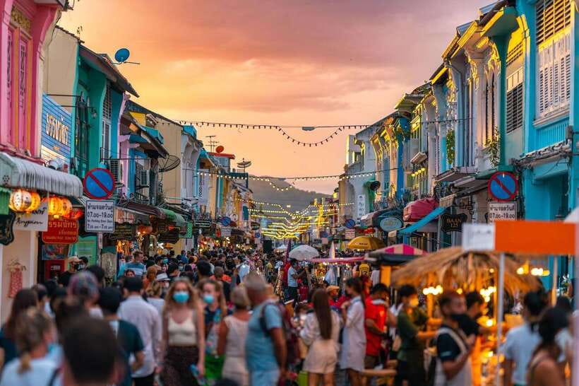 Phuket: Old Town Half-Day Sightseeing with Local Guide - Jewelry and coffee break: why it’s more than a pause
