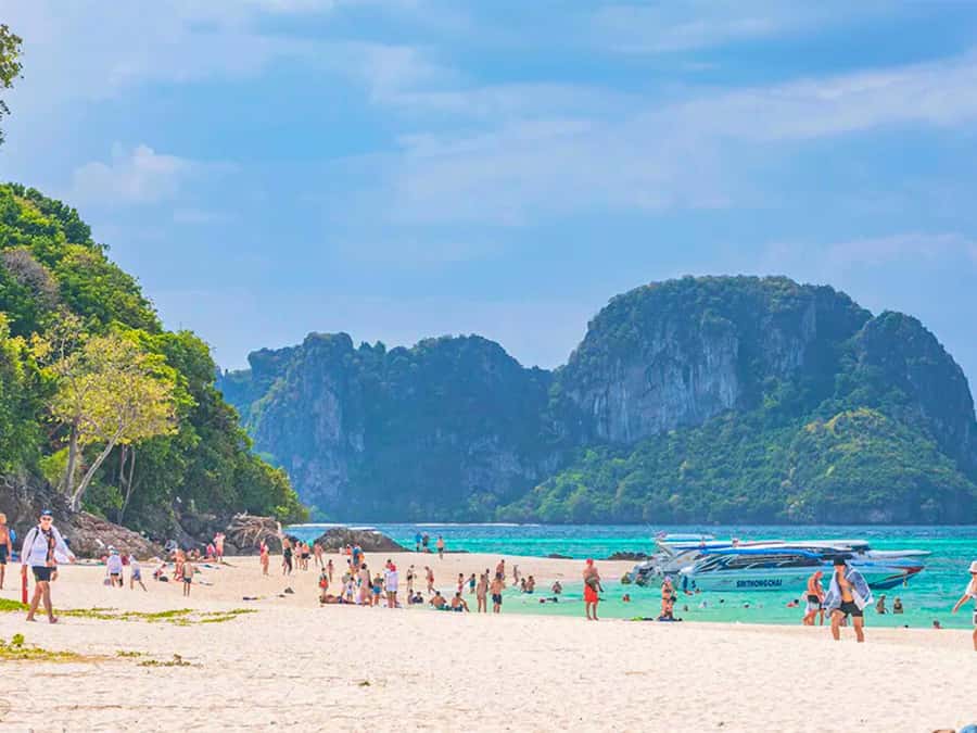 Phuket: Phi Phi & Bamboo Island Day Trip with Buffet Lunch - Lunch on Phi Phi Don: fueling up on the main island