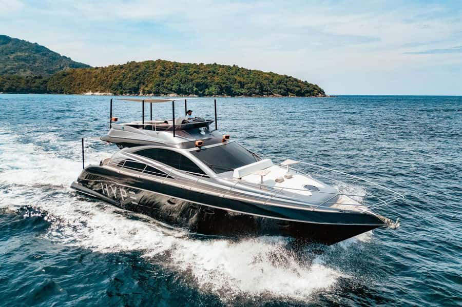 Phuket: Phi Phi Island & Maya Bay Luxury Yacht Day Tour - Lunch on the sea: eating in comfort between big stops