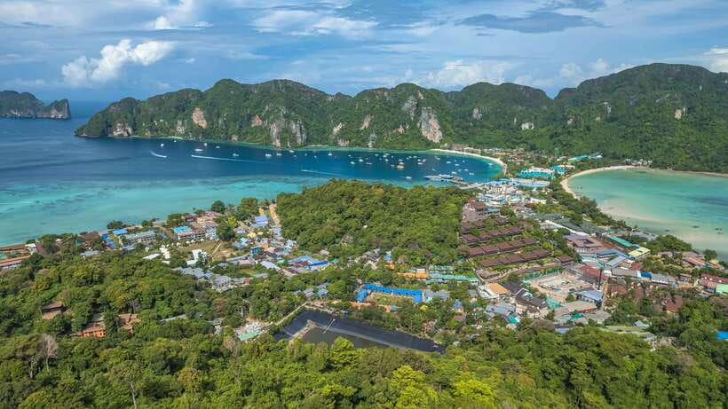 Phuket: Phi Phi Islands & Khai Island Premium Day Tour - Maya Bay: the film spot that still works as a beach