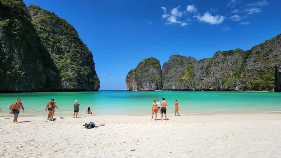 Phuket: Phi Phi & Kai Island Private Speed Boat Tour - 08:00 hotel pickup to pier tea: the morning rhythm