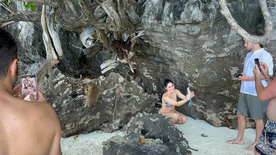 Phuket: Phi Phi Maya Bamboo Island By Speed Catamaran - Phi Phi Don lunch: beachfront food without hunting for it