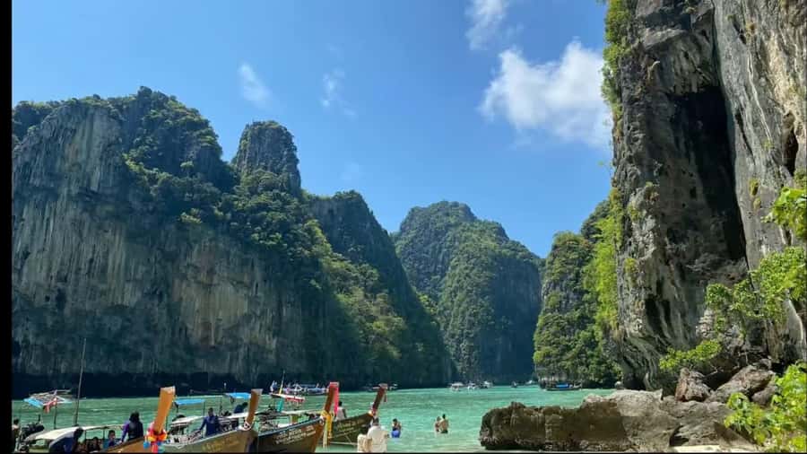 Phuket: Phi Phi, Maya, Khai or Maiton or Bamboo Island Tour - Lunch on Phi Phi Don: a buffet that actually covers needs