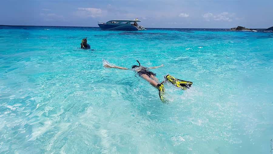 Phuket: Raya Island, Maithon Island, & Dolphin Spotting Tour - Raya Yai lunch and free time: the built-in reset