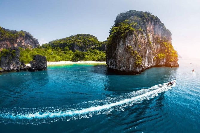 Private Hong Krabi & James Bond Islands Adventure by Speedboat - Panyee Island Floating Village: A Practical Break on the Bay