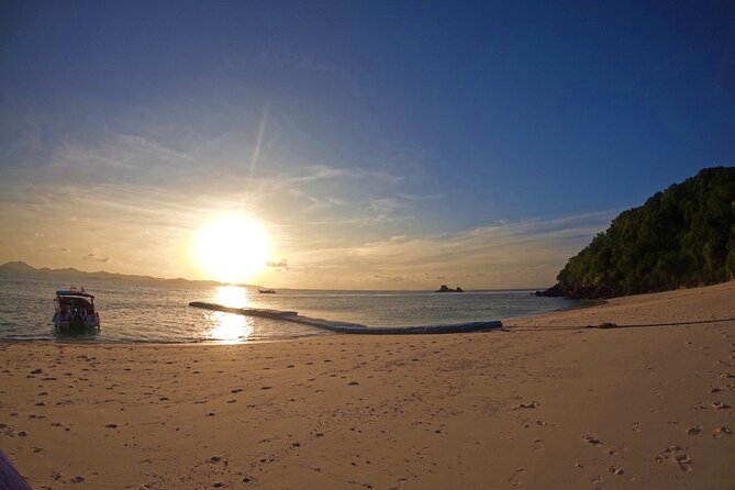 Small Group Phi Phi Islands Sunrise Tour with Seaview Lunch - The included extras that make this feel “deluxe”
